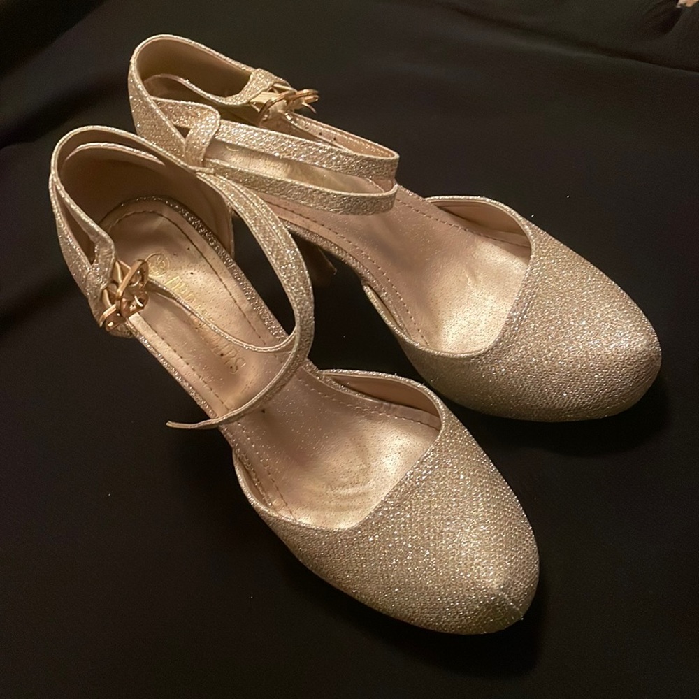 Gold heels, 6.5